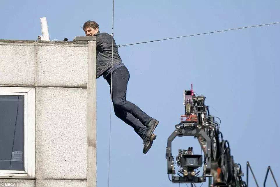 《碟中谍5:神秘国度》跳上正在起飞的飞机