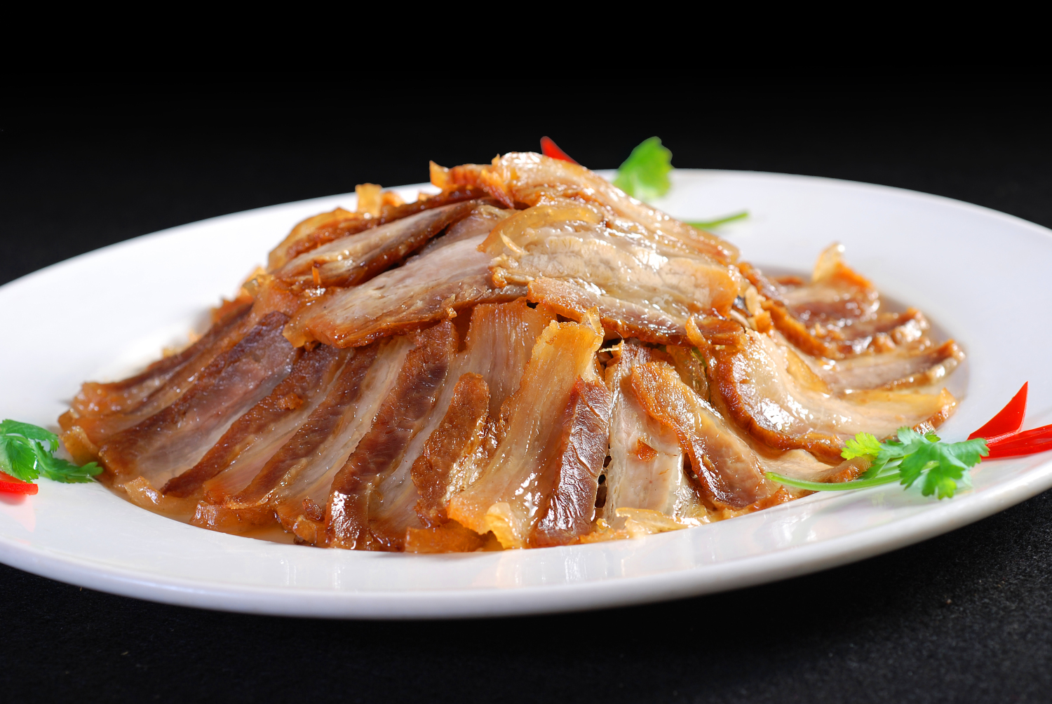 鲜菌油底肉:此菜外焦里嫩,色泽诱人,老少皆宜.