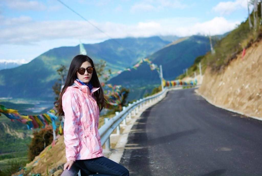 川藏线的穷游女,为搭车可能会"解开衣扣",姑娘们还想去吗?