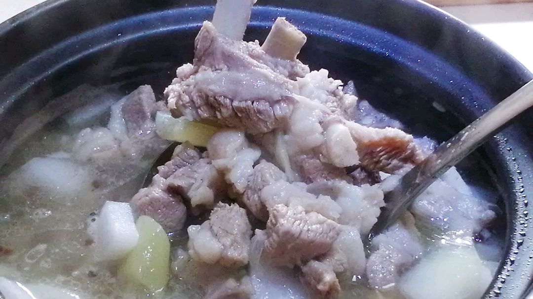 炖羊肉怎么才能不腥又软烂好吃呢?调料简单,吃完连汤都不剩