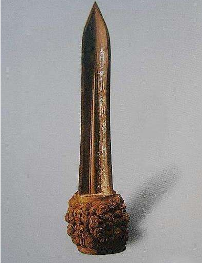 他的墓出土多根青铜棍,满是戾气!专家:这难道是失传千年的殳?