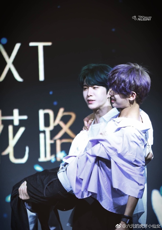 范丞丞公主抱黄明昊,网友:工作时间你们干嘛呢