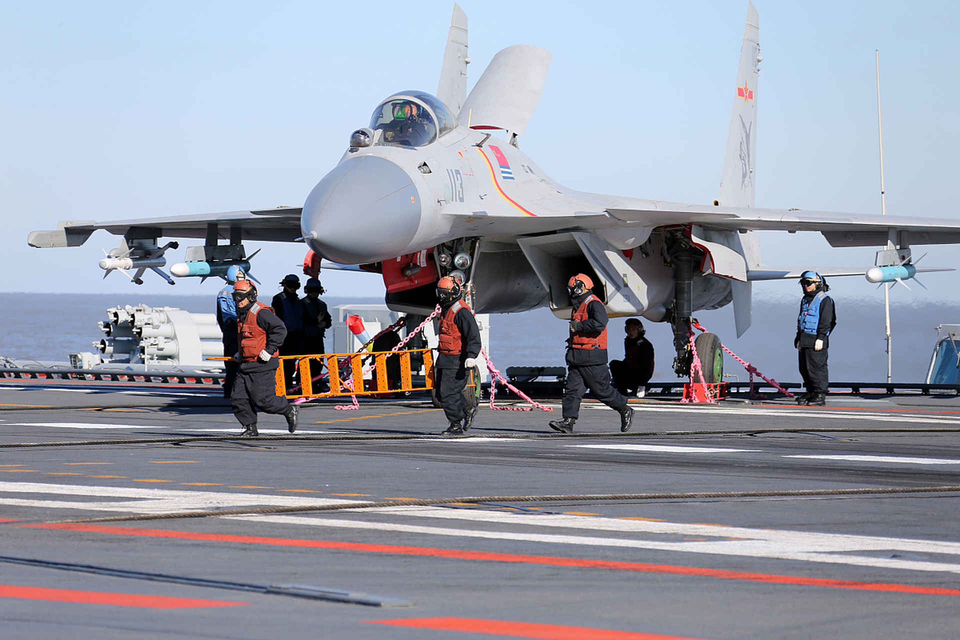 最近关于解放军海军新一代隐形舰载机的消息是越来越多,仅网友就已经