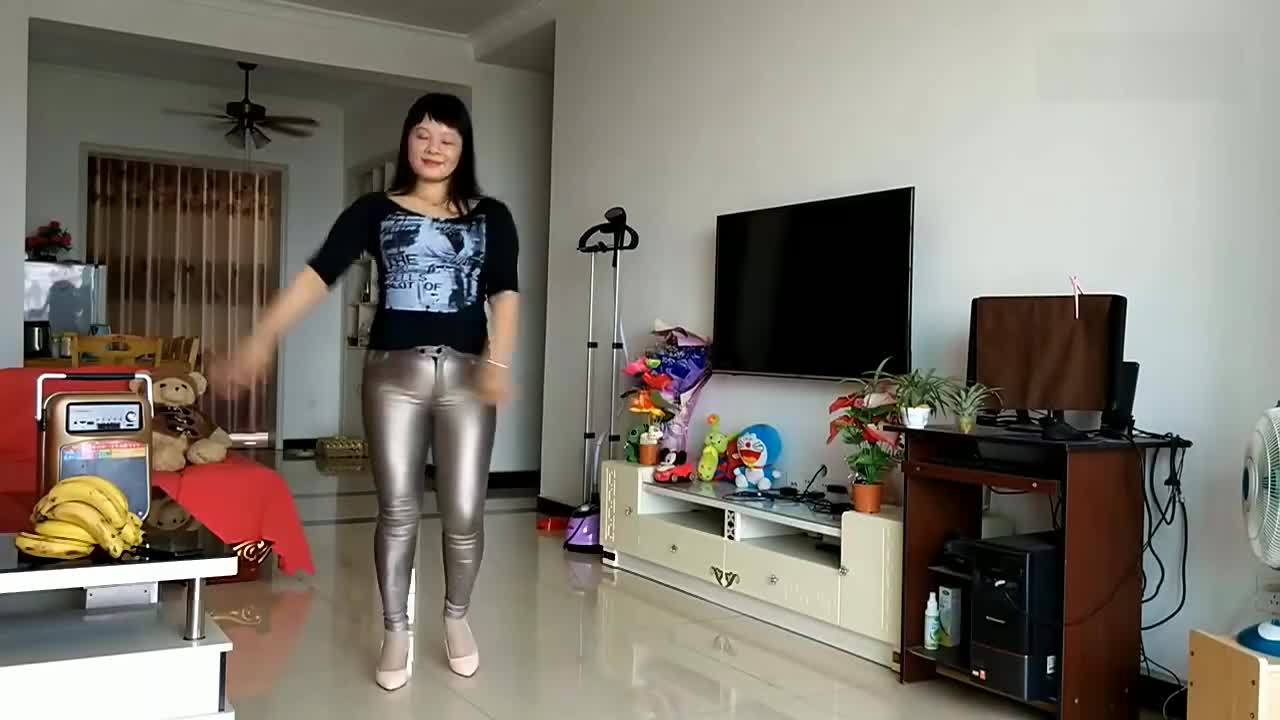 广场舞,大妈穿紧身裤学仿美女主播吗
