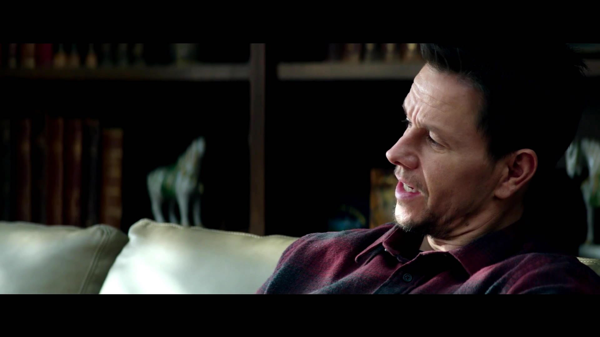 《22英里》首款预告出炉 马克-沃尔伯格怒火街头