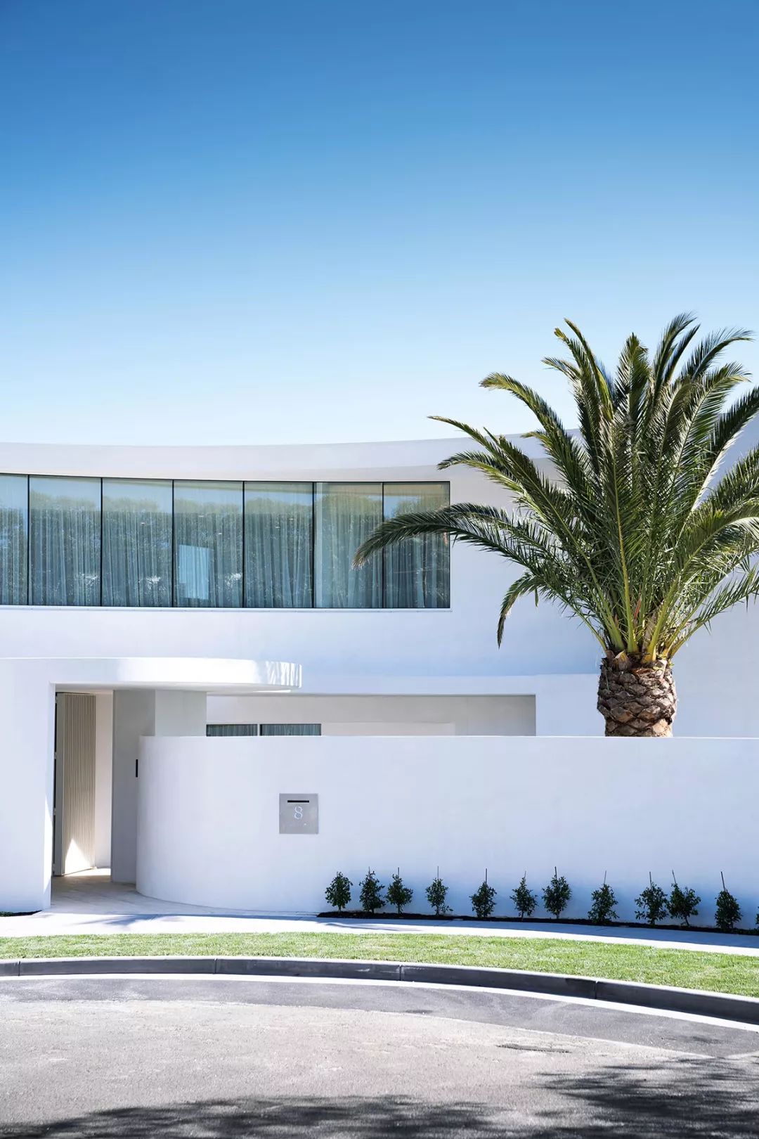 极简却不"冷淡"的别墅,曲线 木饰面,让空间多了一丝温情