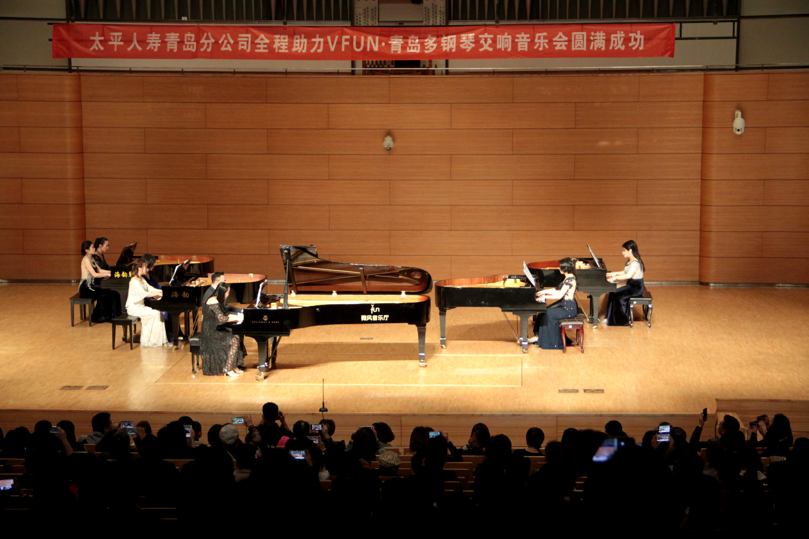 "钢琴诗人"秦川与青岛百名师生同台演出,用钢琴演绎指尖华尔兹