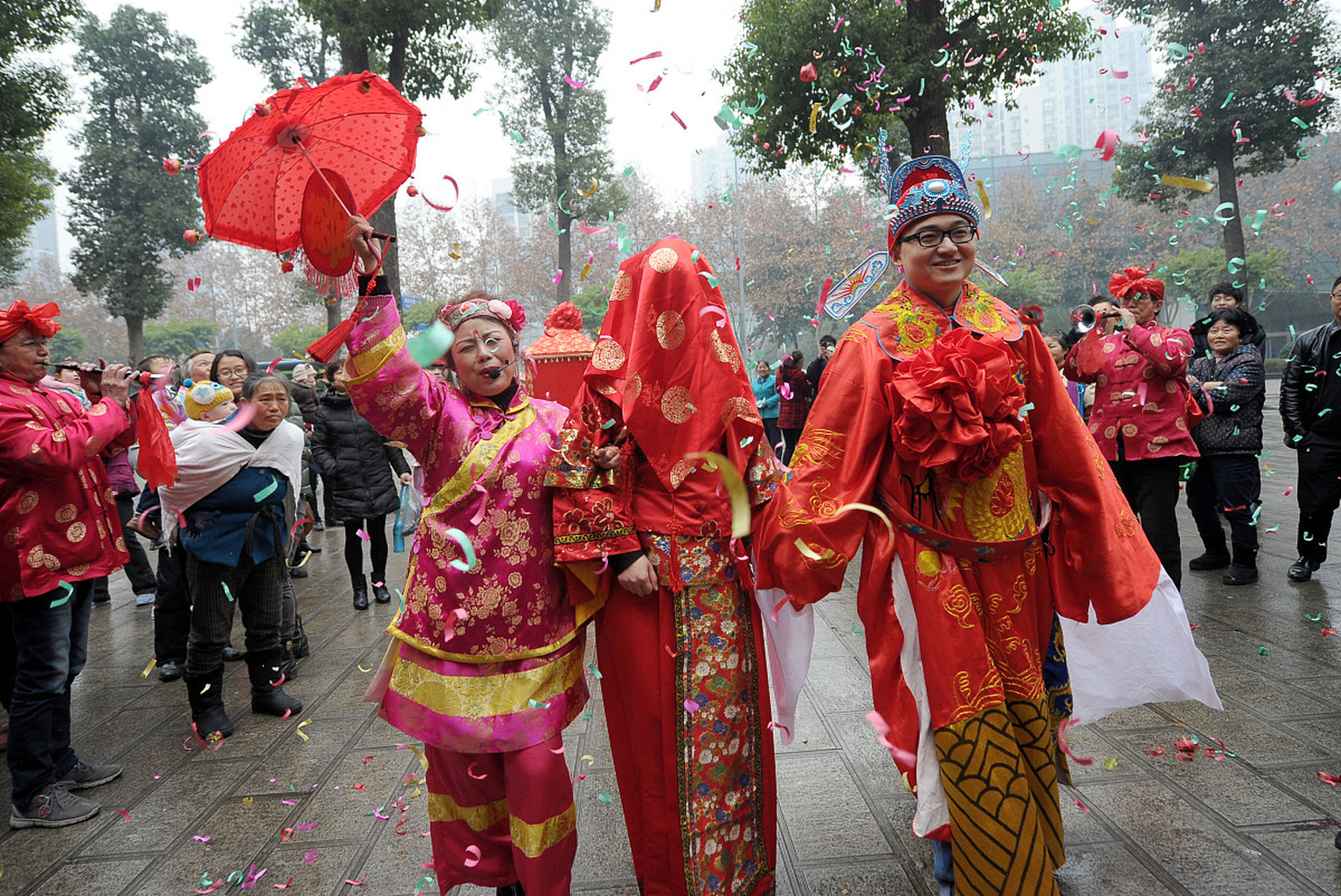60多岁的李大哥对媒人说:我要找个漂亮的老伴,只要