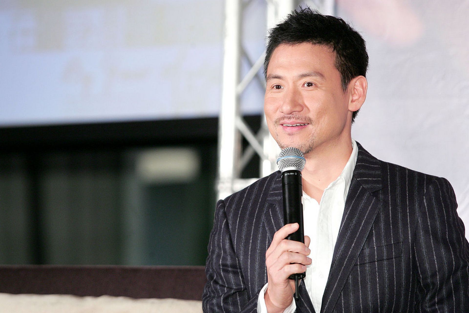 张学友在演唱会上突然晕倒!