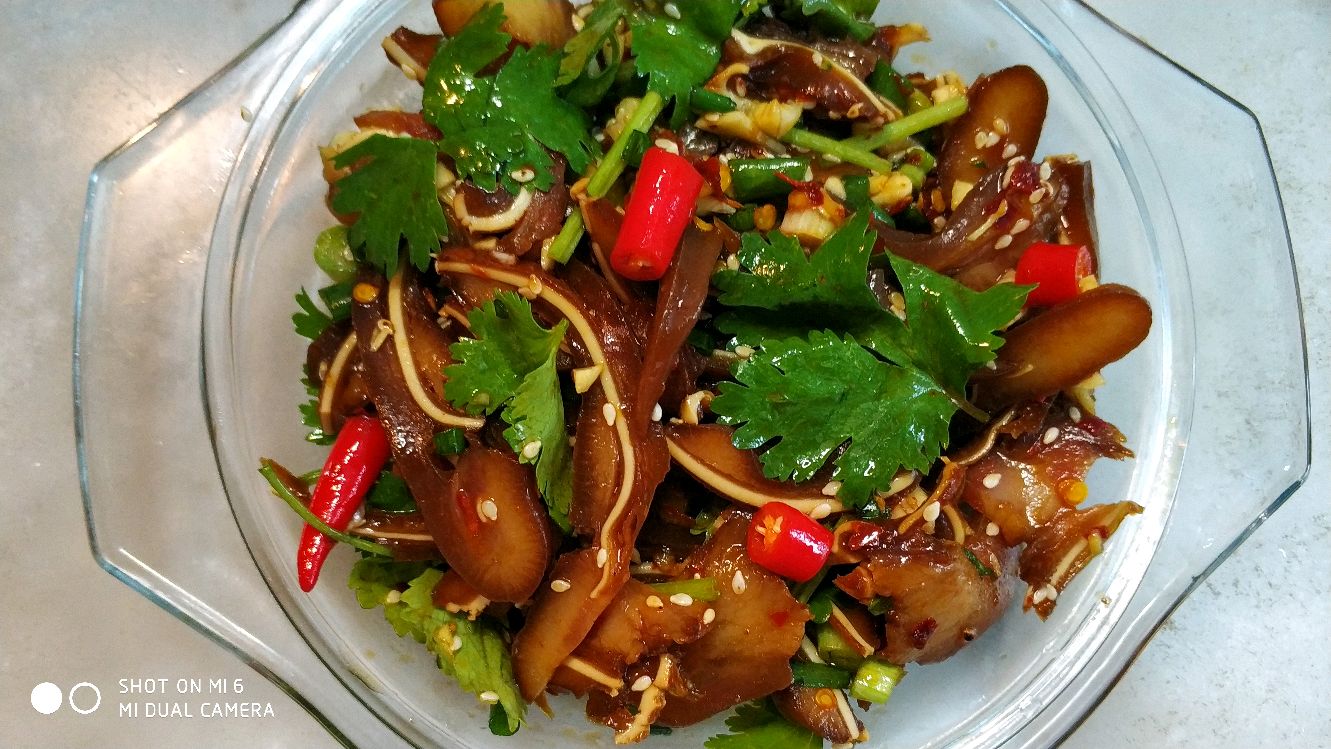 在熟食店买猪耳朵和花生米自己加工,用来做下酒菜,超级美味