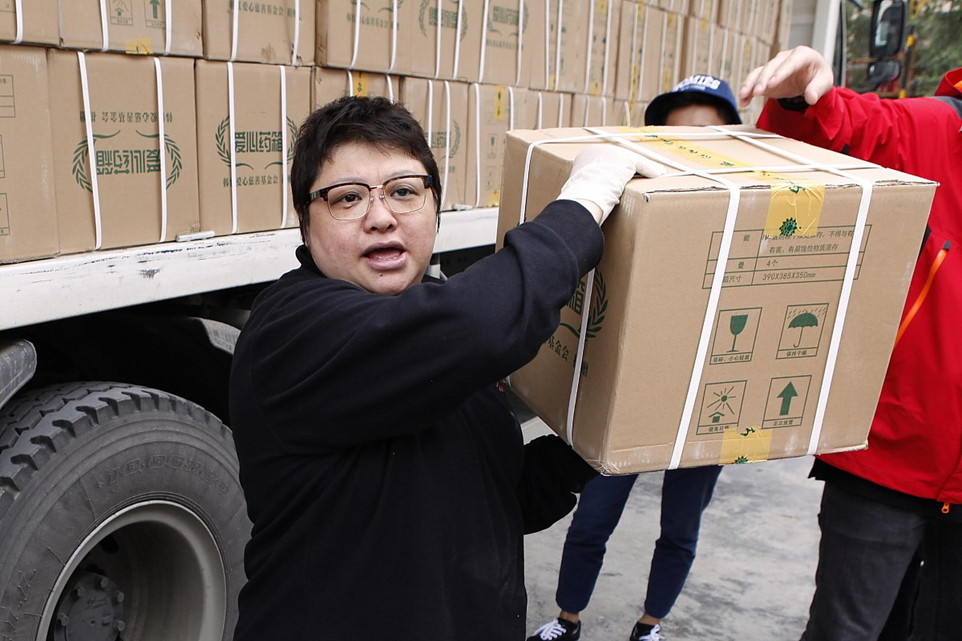 韩红携众星驰援黑龙江,某大v质疑其做假公益  近日,韩红爱心百人原