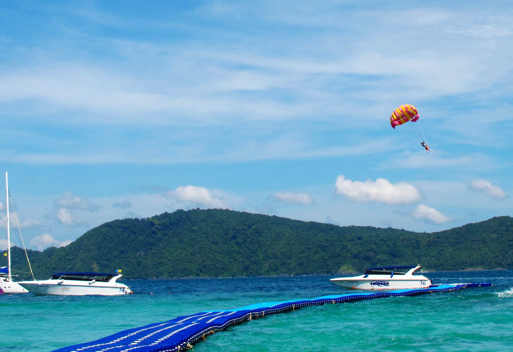 泰国珊瑚岛位于普吉岛东南部,距离普吉岛九公里,小岛从东到西长约三