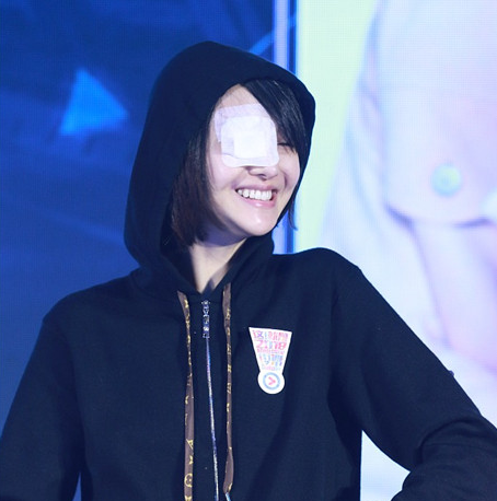 郑爽撞柜门受伤变独眼侠,缠纱布秒变动漫女主角,网友:厉害了