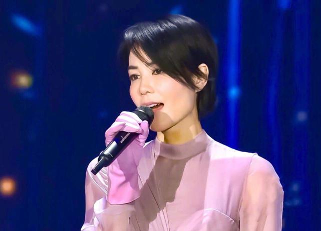 王菲春晚后台花絮,上台前淡定从容,手套非她本意