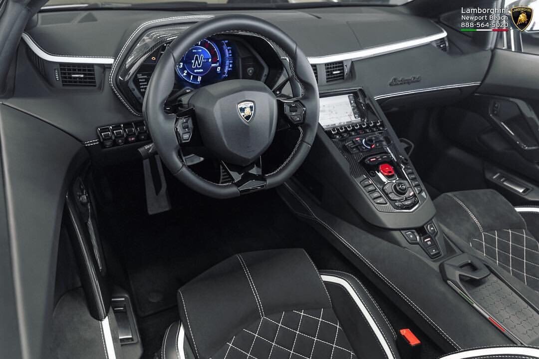 兰博基尼aventador s roadster,白色的外观很好看