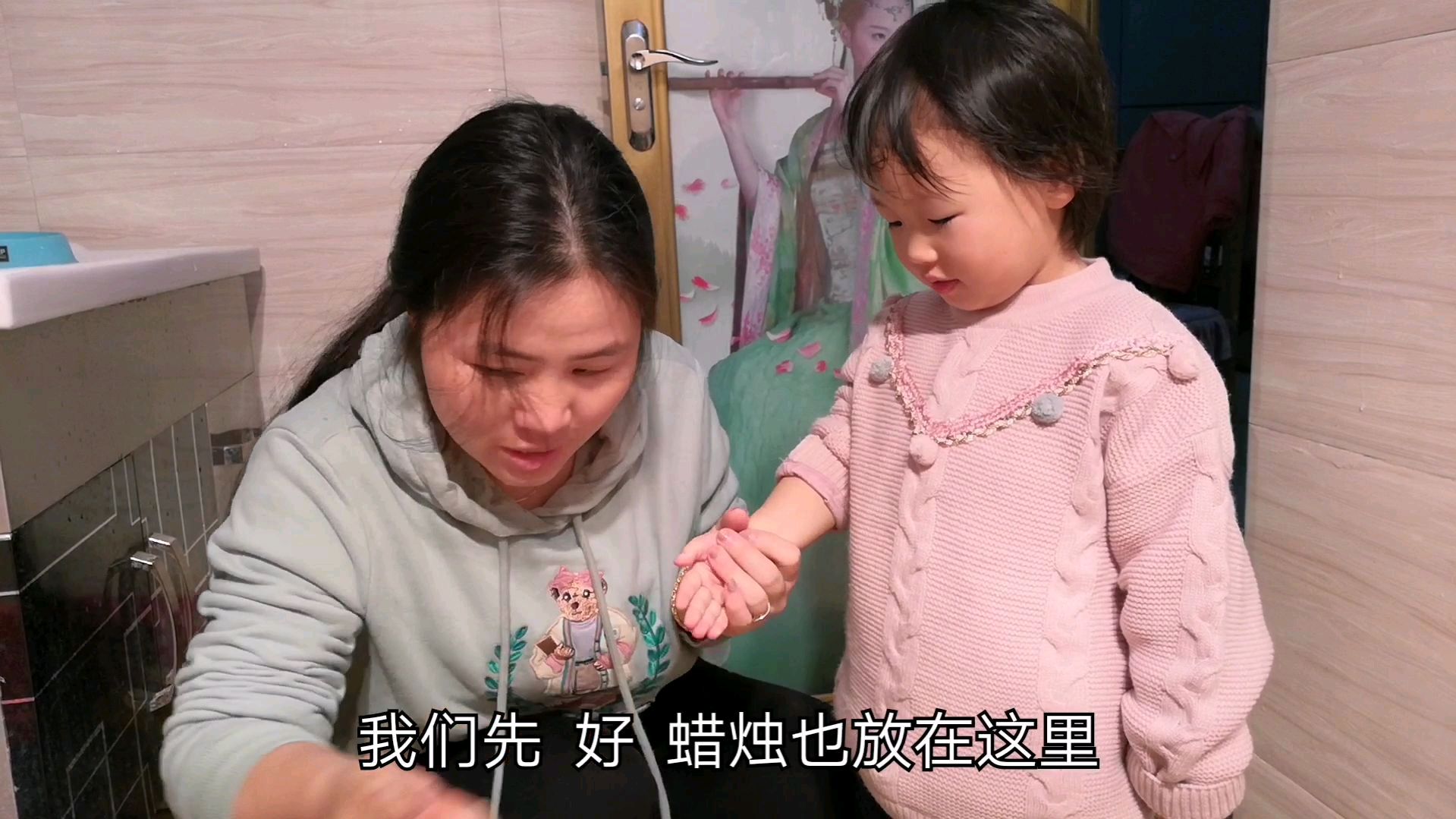妈妈帮女儿洗脸，女儿给妈妈做生日蛋糕，看看蛋糕里面放了什么？