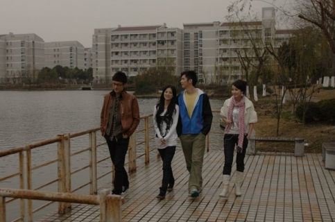 10张罕见《爱情公寓》幕后照:图中是演员们的合影,看着他们真的是有点