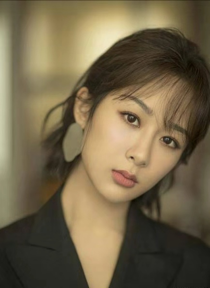 杨紫朴信惠同台,两位国民闺女颜值引热议?网友:"葡萄"长脸!