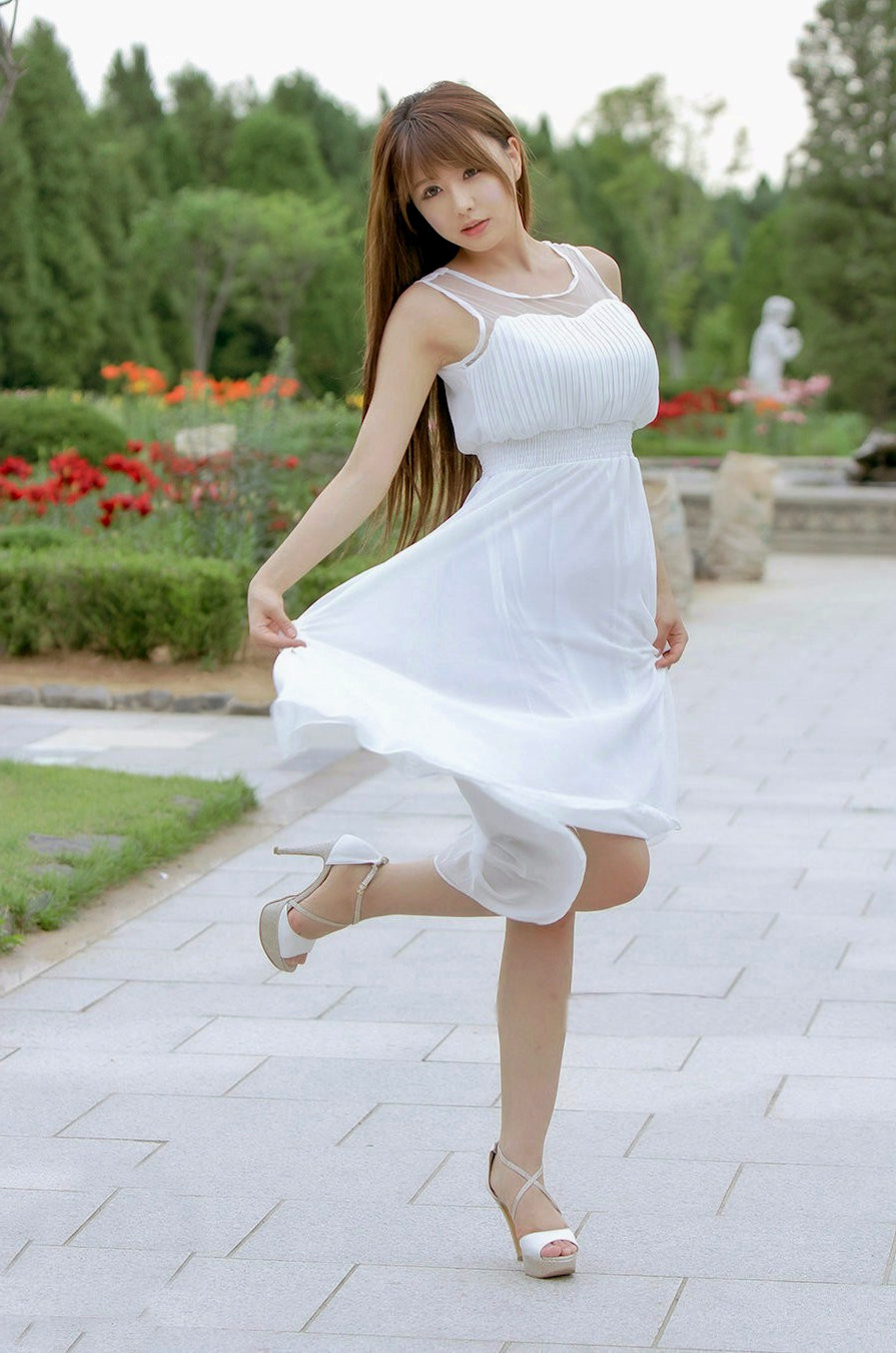 户外里一个清新靓丽,如天使般美丽的白裙姑娘