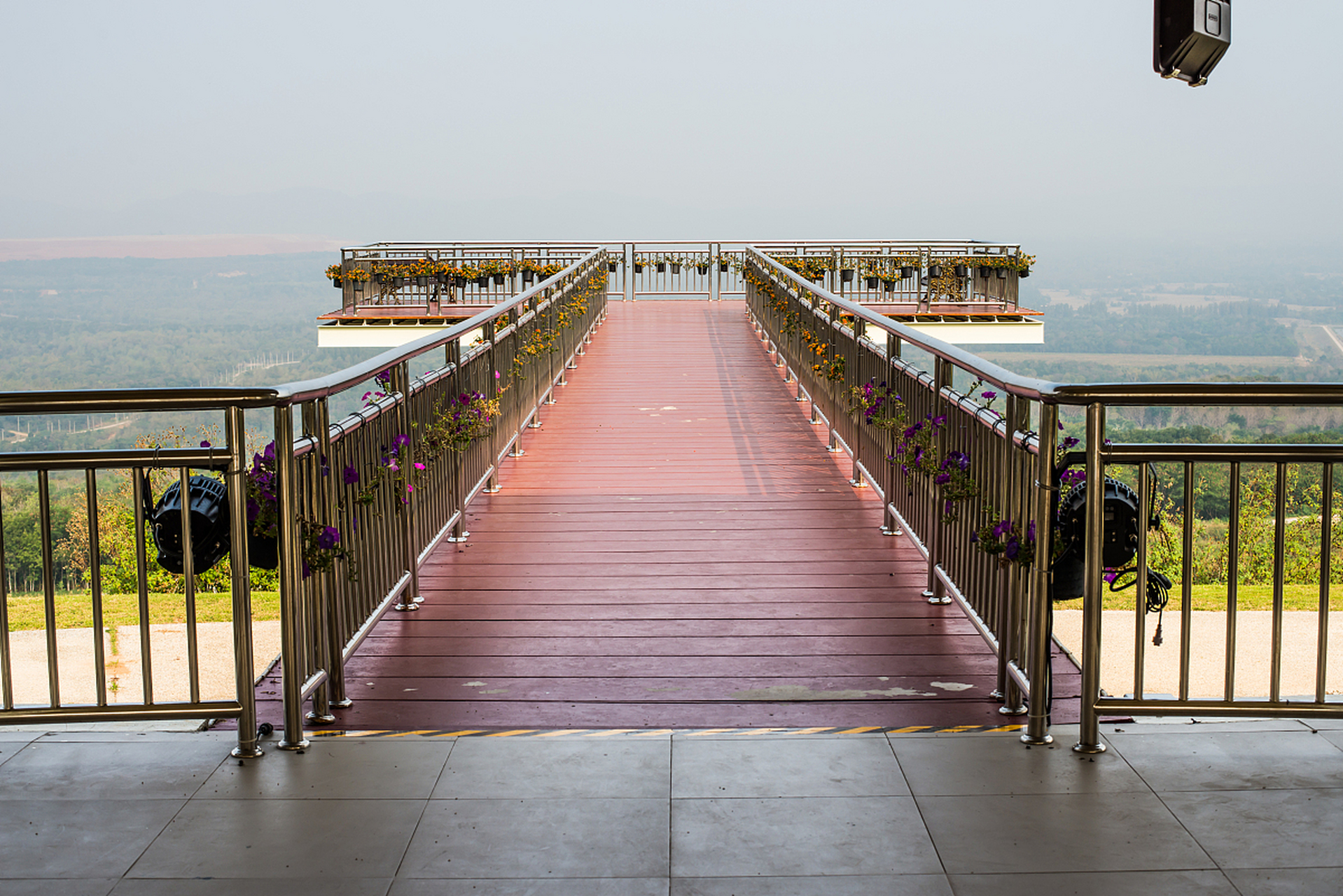 奔赴春天的旅行# 随着春季的到来,深圳湾的海滨栈道迎来了一年中最