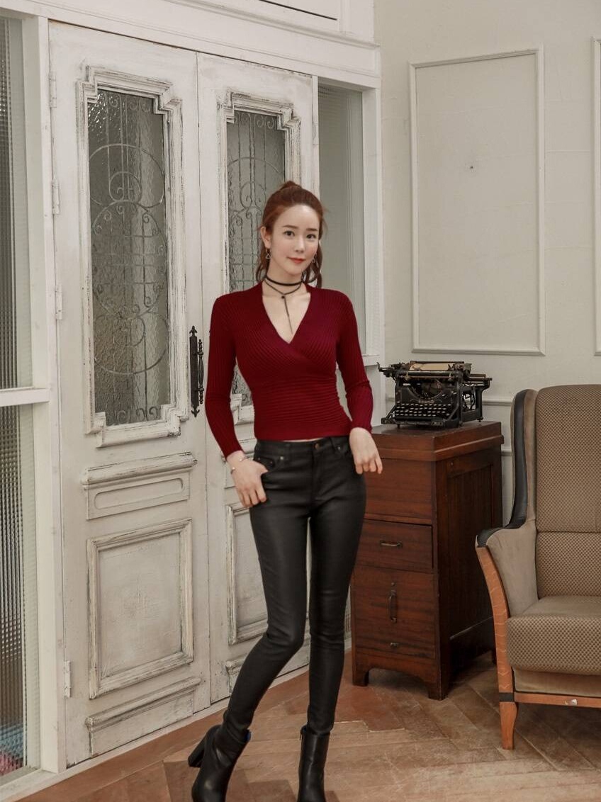 图中的她,身姿优美,一举一动都充满了女人味,冷艳大气中夹杂着柔美的