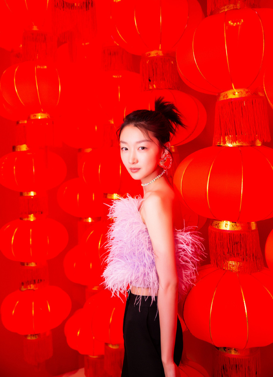 周冬雨虽然身材娇小但是穿衣打扮还是很有自己的味道的,紫色羽毛裙