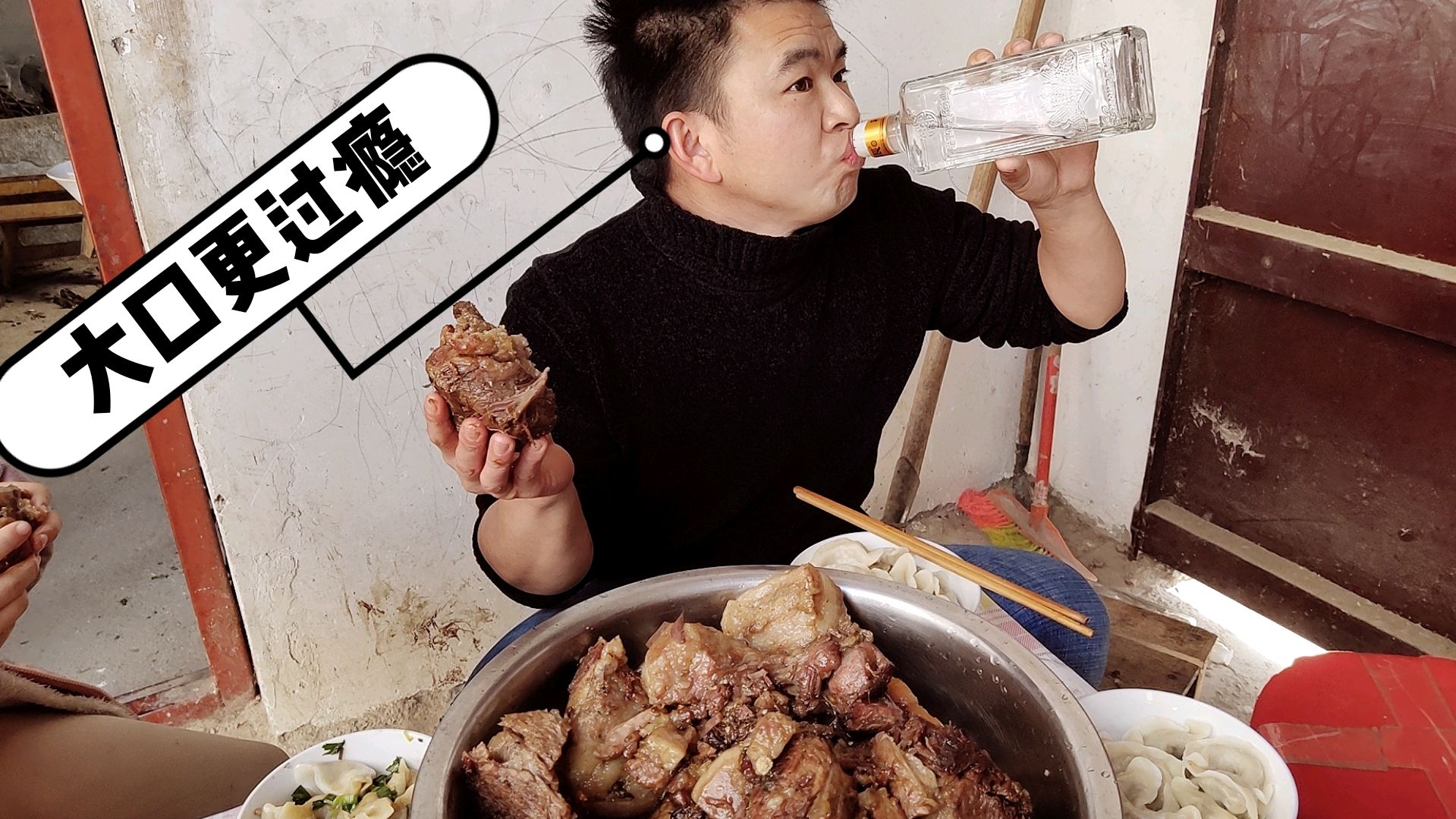 600元买20斤猪肉,大铁锅1锅炖,大块肉大口酒真过瘾!