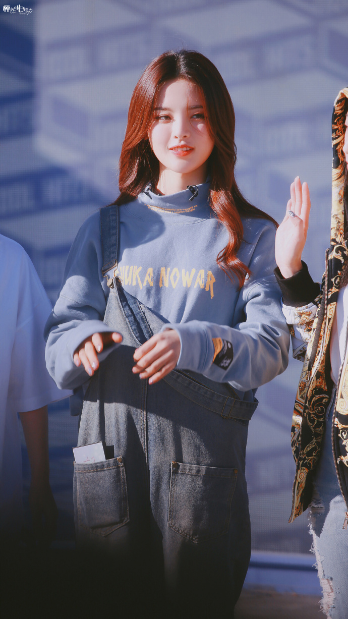 杨超越穿卫衣搭配背带牛仔裤去录制节目,皮肤白皙面带微笑