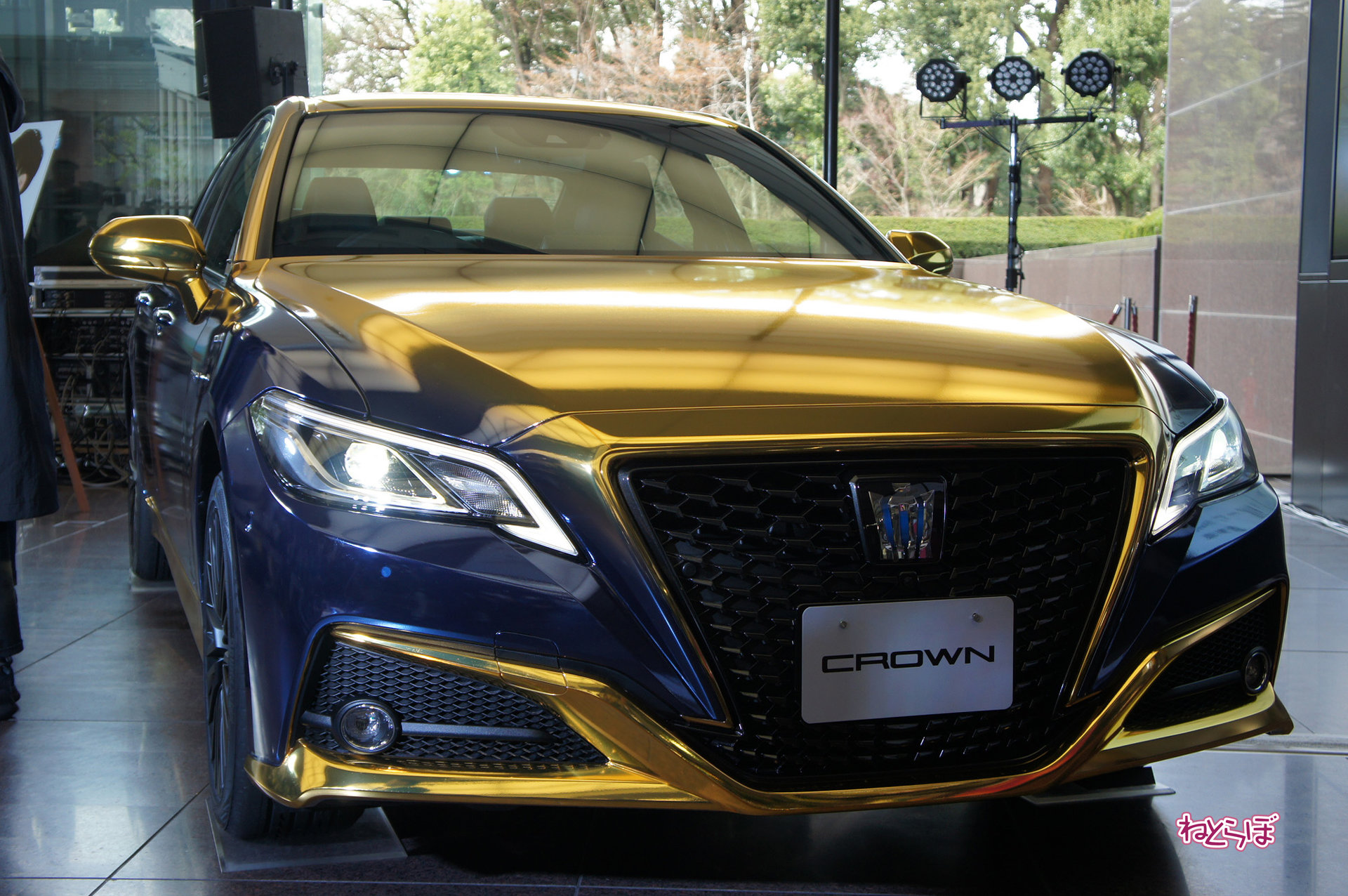 罕见!丰田名车《皇冠》推出限定版土豪金版闪瞎眼