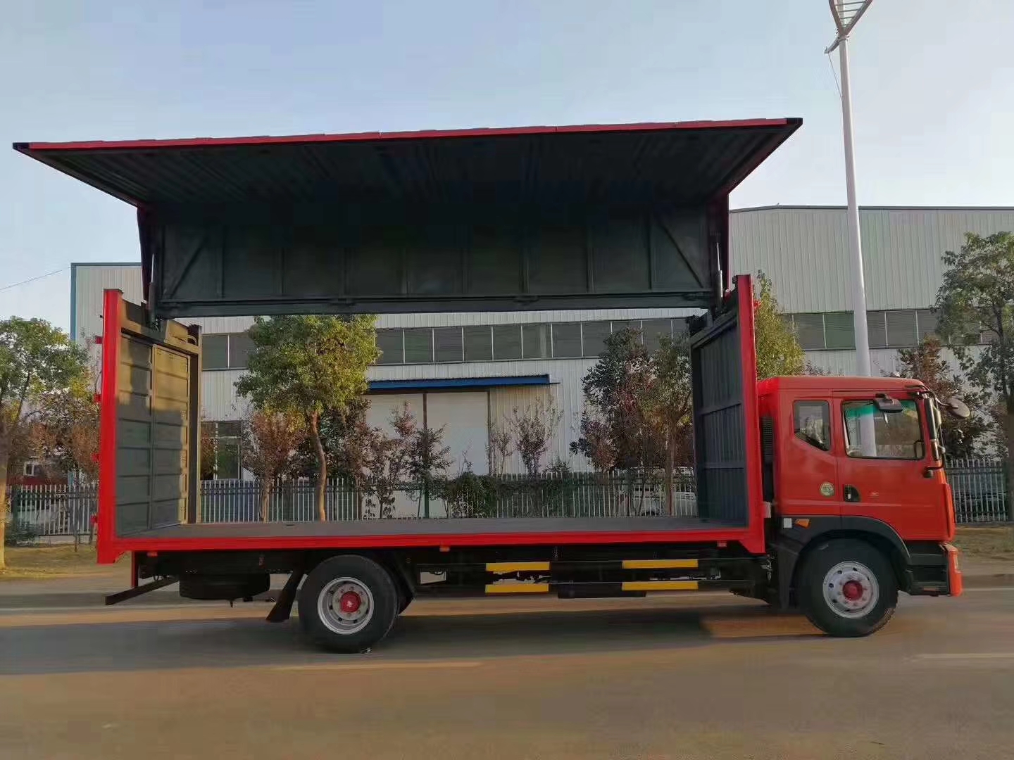 东风多利卡7.68米飞翼车/翼展车/翼开启厢式运输车