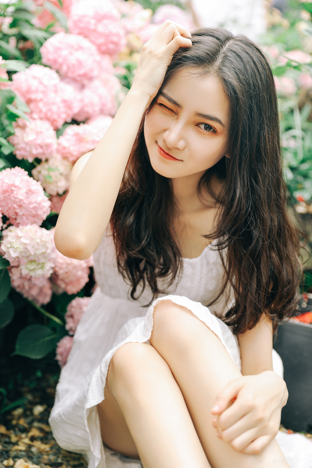 花丛中一个顾盼生辉的清秀女孩