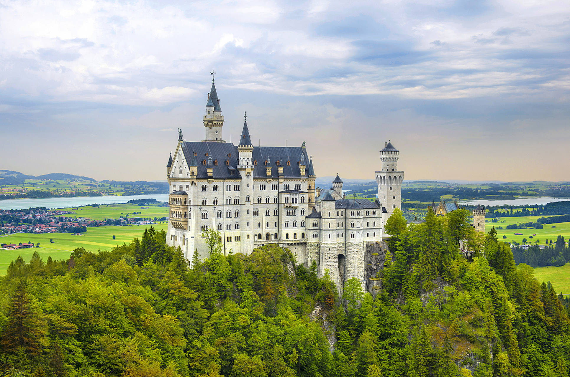 德国天鹅堡一般指新天鹅堡,全名新天鹅石城堡,是 19 世纪晚期的建筑