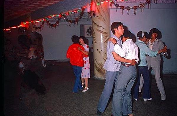 80年代舞厅的真实场景:上海滩有执照的舞女,带着蛤蟆镜的青年