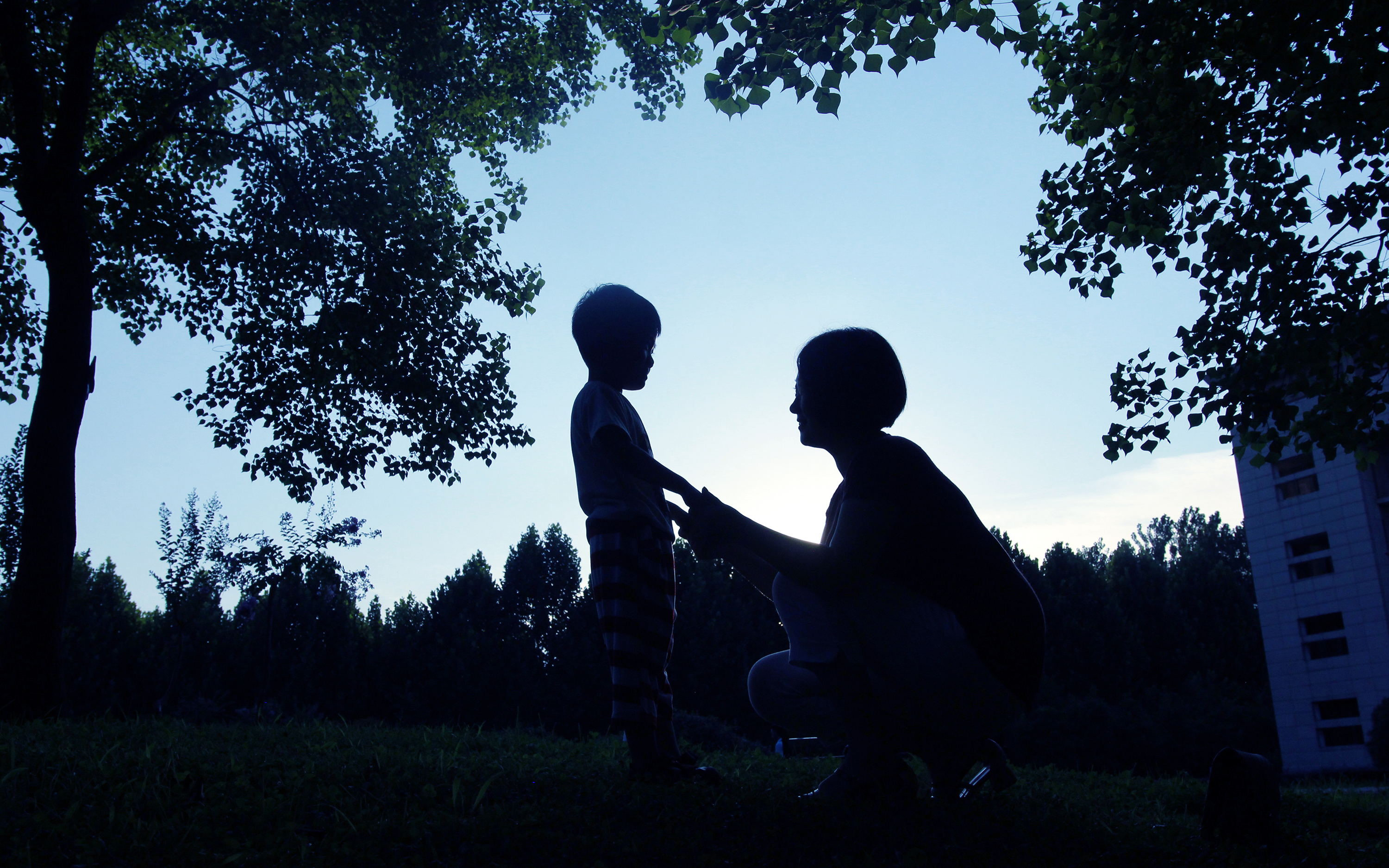 夏天母子剪影艺术照