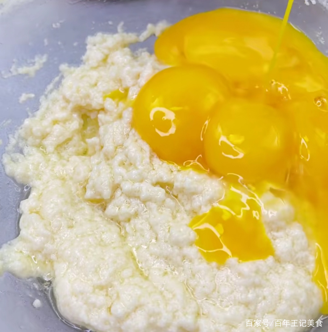 电饭煲蒸蛋糕吃够了吧,做个古早味戚风蛋糕,以后不用去买蛋糕了 电饭煲蒸蛋糕吃够了吧,做个古早味戚风蛋糕,以后不用去买蛋糕了