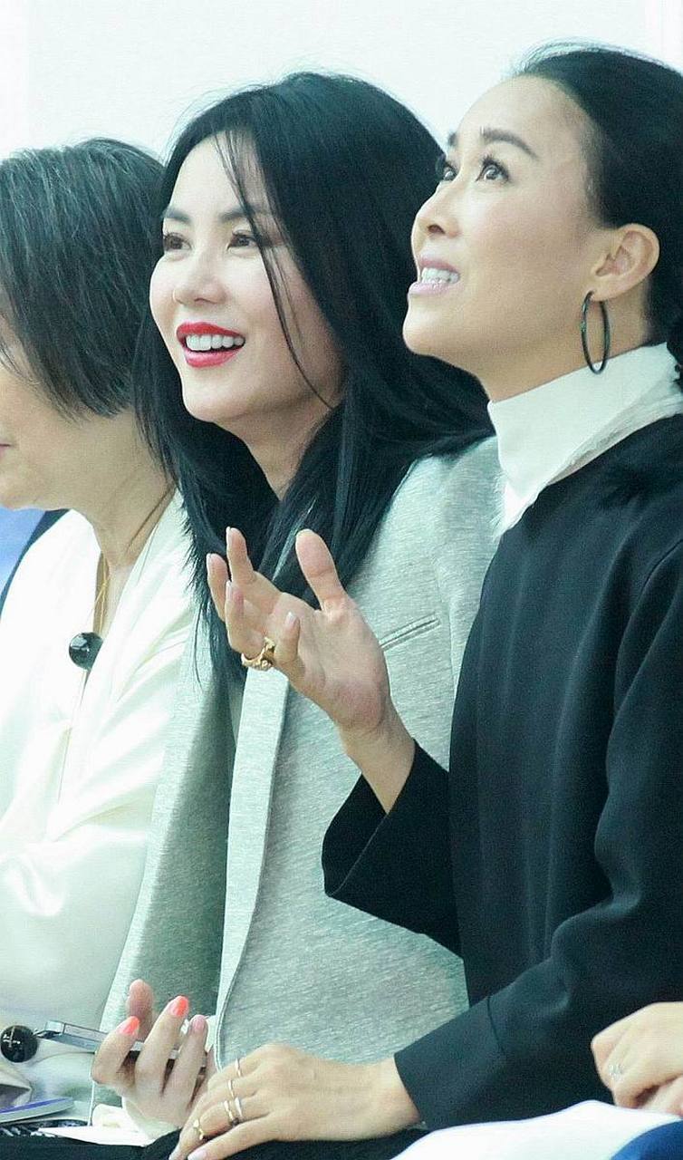 为了表示诚意,王菲特意纯素颜装扮去寺庙,而那英为了配合好友,也是纯