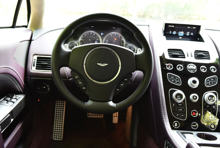 方向盘操控相当的好,有种指哪打哪的感觉,开起来相当的得心应手,方向