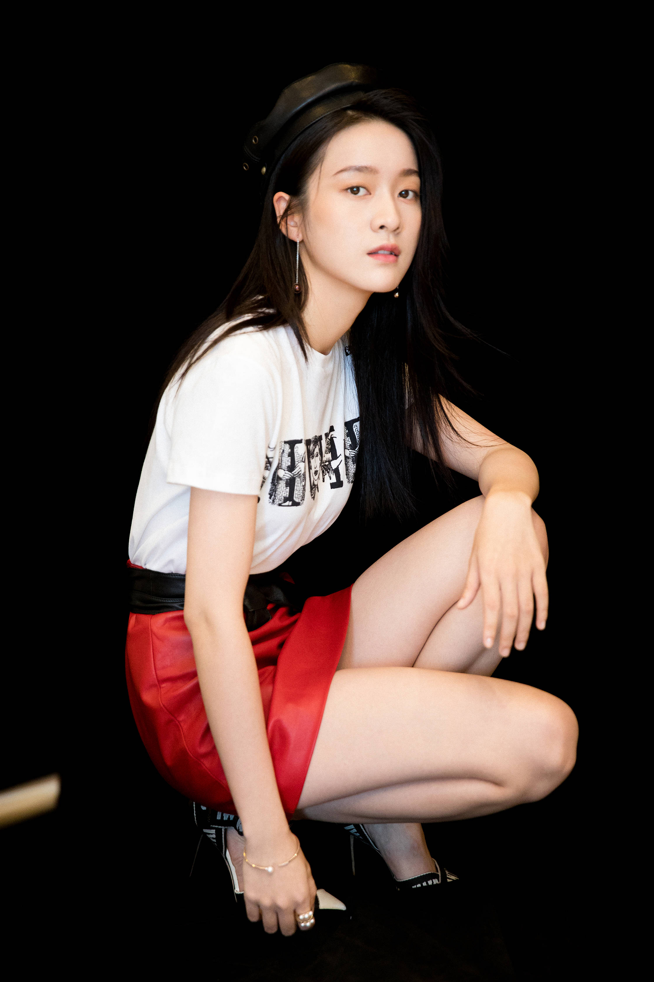 张雪迎帽子反戴有点小叛逆,红色小短裙驾驭俊俏和甜美