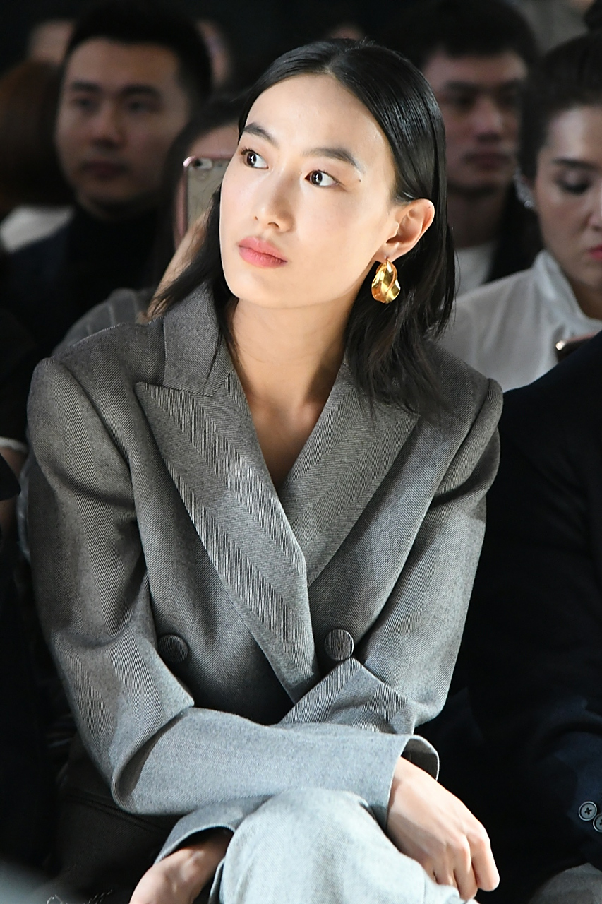 "  秦舒培笑着说:"说句实话,你老婆我是没有奚梦瑶长得好看的,但我