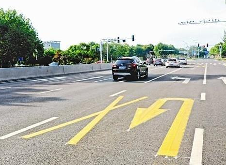 交警再次提醒:这种颜色的掉头标志禁止掉头,一旦发现直接扣3分
