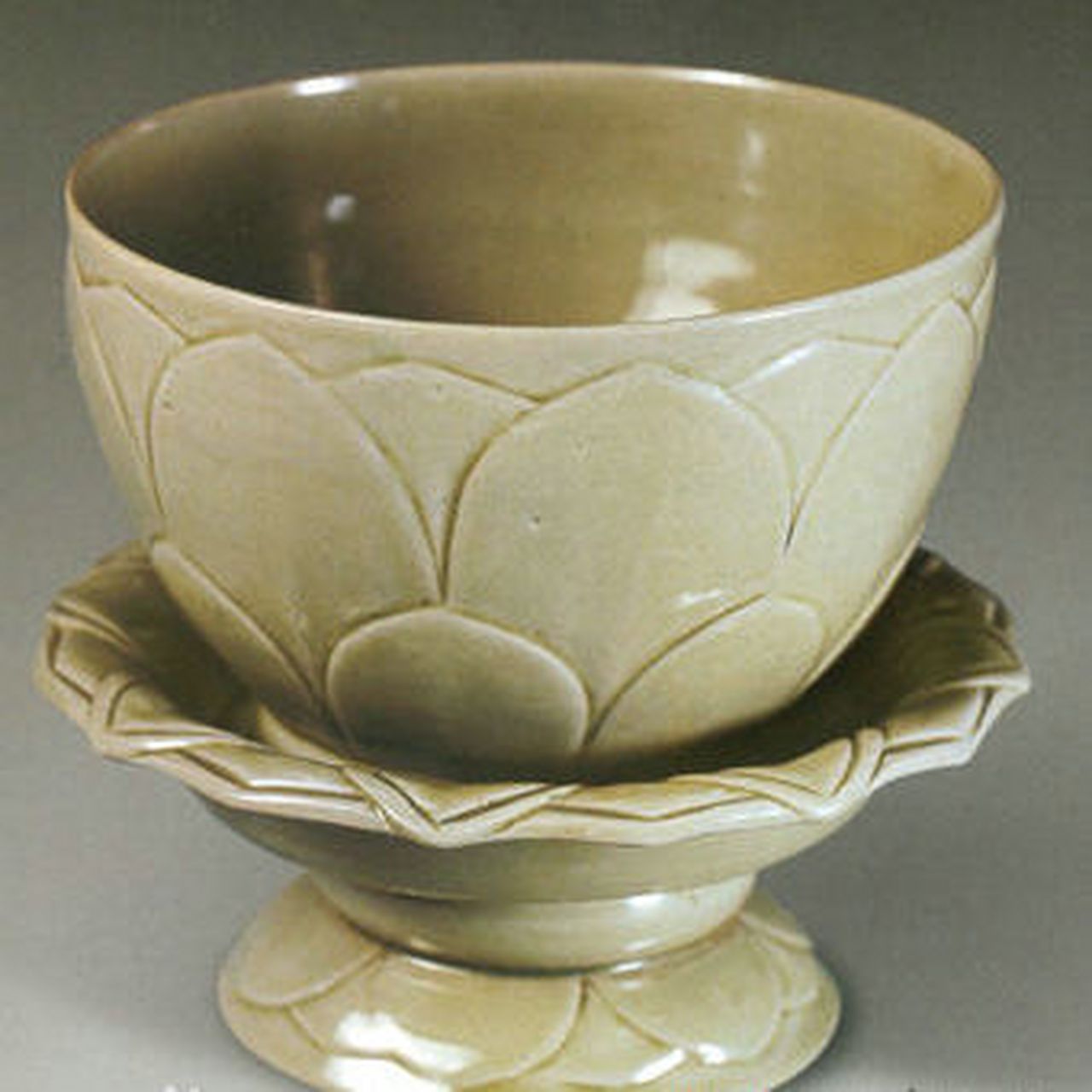 国际博物馆日#苏州博物馆之[五代]秘色瓷莲花碗:碗高8.9厘米,口径3..