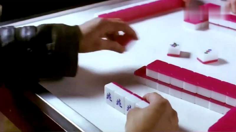 怀孕大肚子摔倒视频,大肚子孕妇在浴室跌倒,出