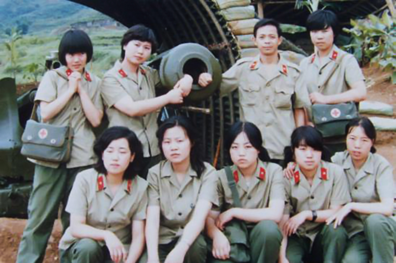 珍贵老照片:对越反击战里的中国女兵,巾帼不让须眉!