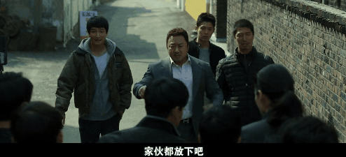 《犯罪都市》三个混混偷渡到韩国后横行霸道被抓