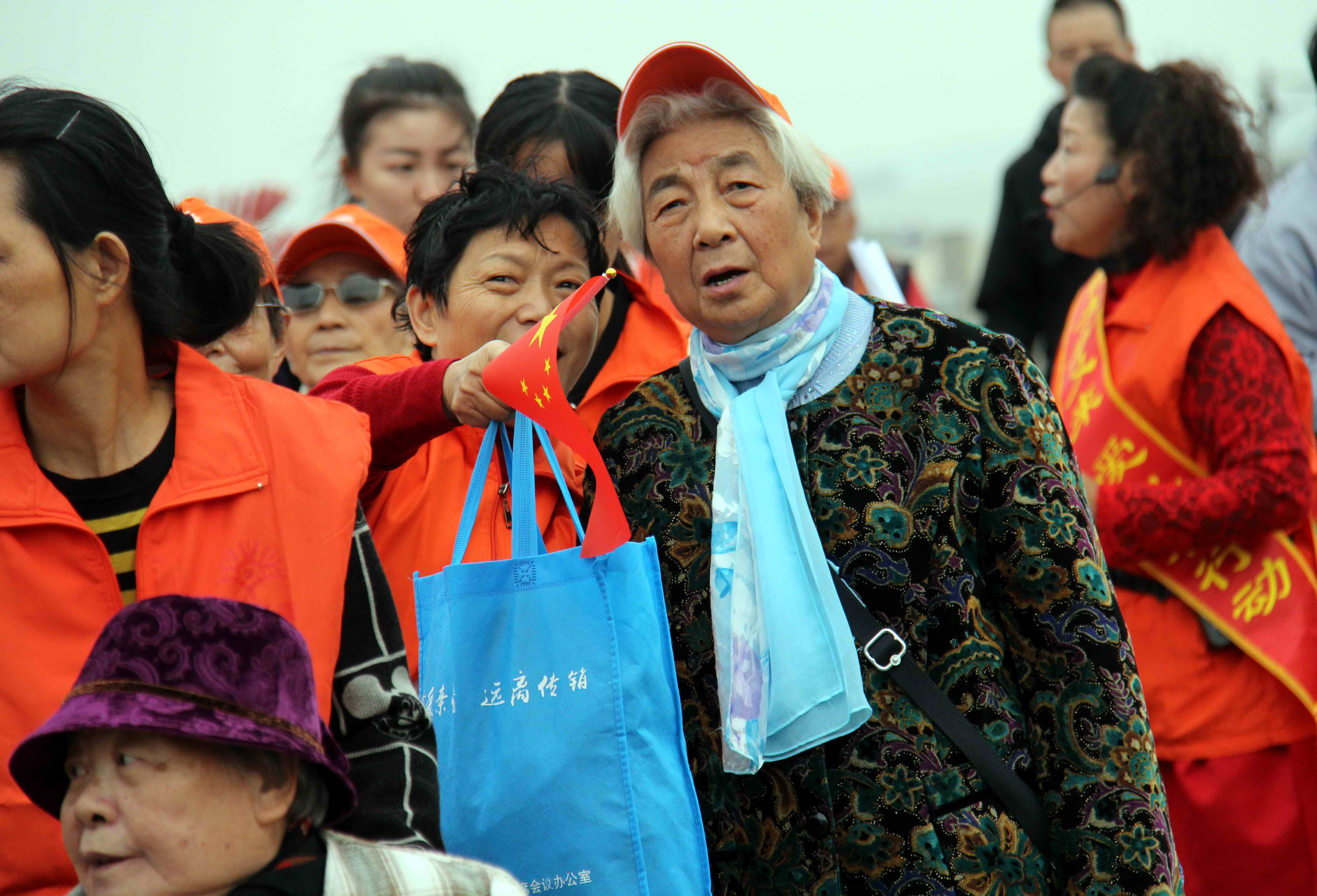 老人们在天门山风景区一路欣赏美丽的风景,心情愉悦地感受了这一段秋