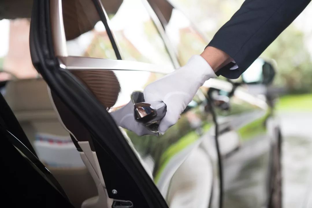 礼宾待遇,解锁文旅酒店标杆度假体验 - 工作人员 - 至尊服务,享受