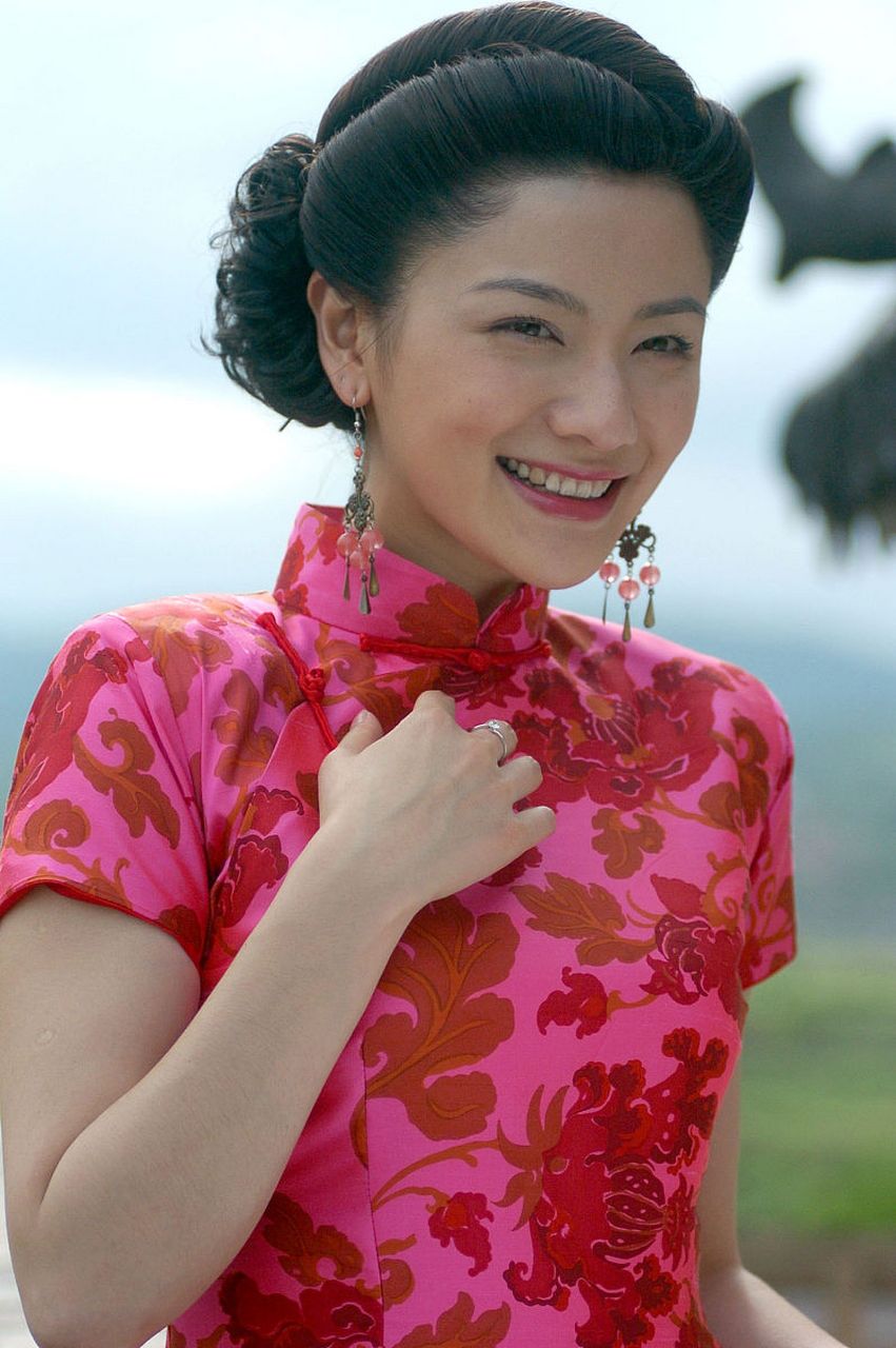 胡可这身旗袍装,这身打扮,真的很有"姨娘"的气质.