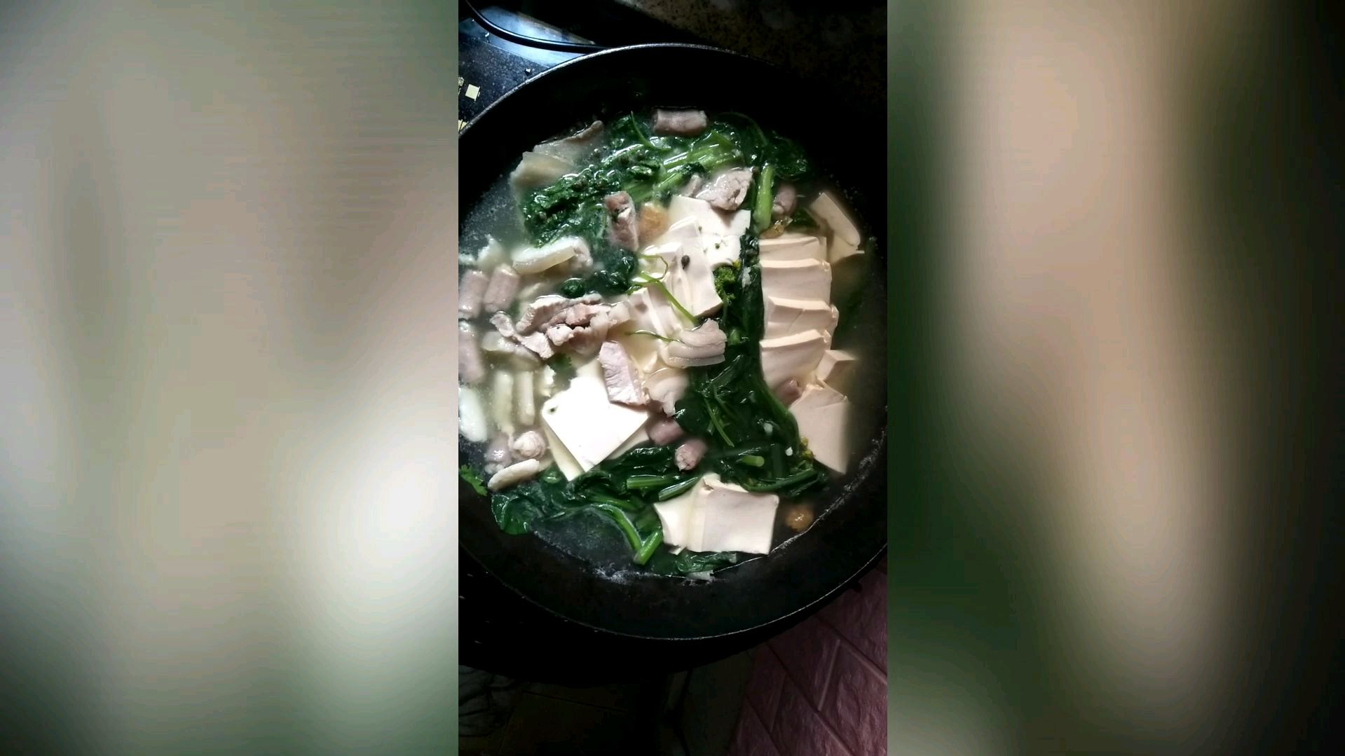 粉肠肉片青菜豆腐汤