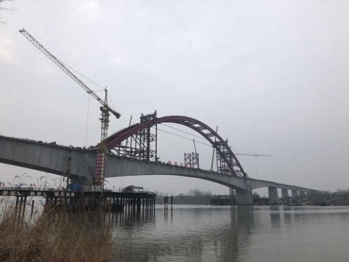 寿县境内商合杭高铁跨淮河特大桥钢管拱今日顺利合龙