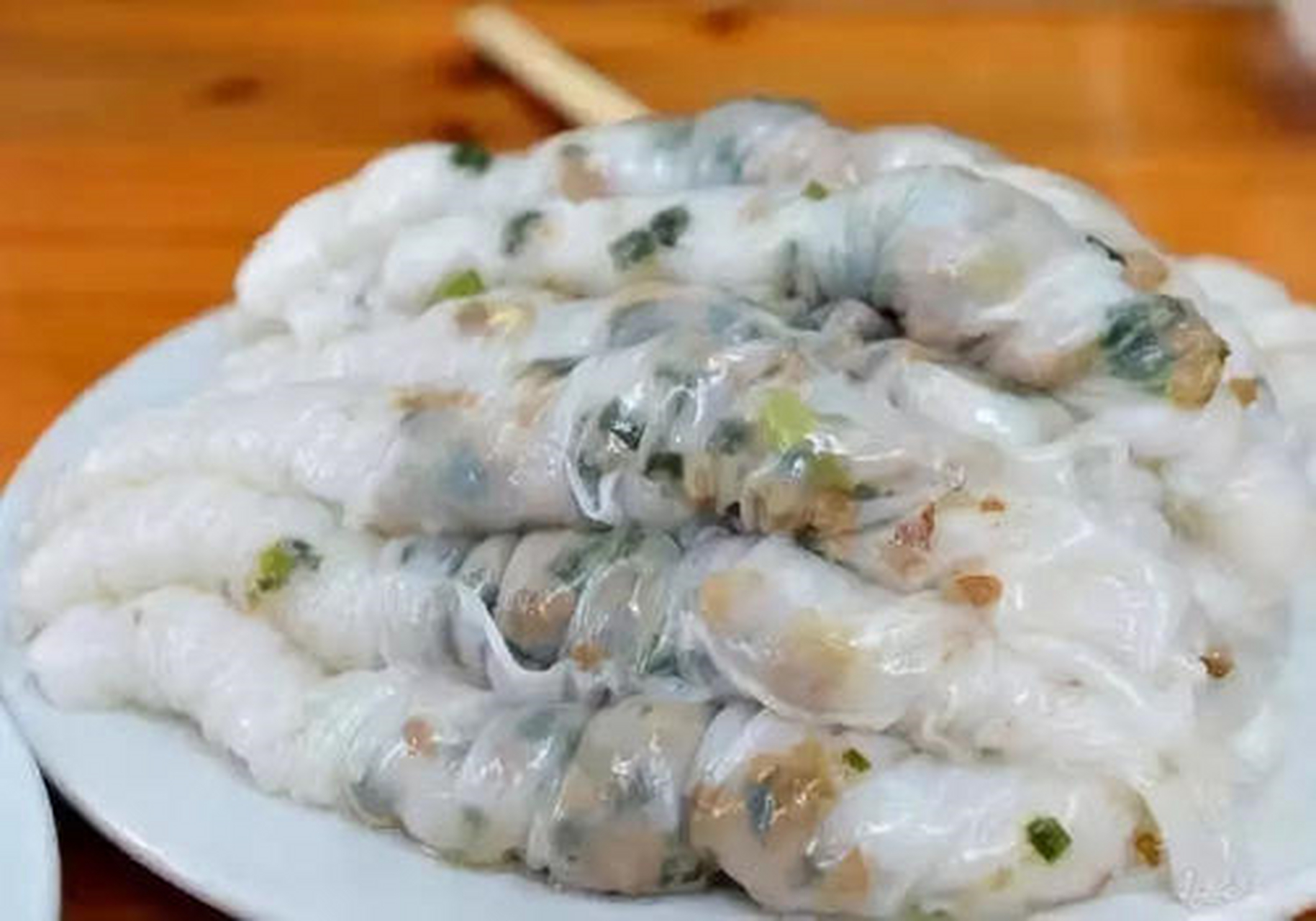 南宁卷筒粉,更在意的是精致的做法,用磨成的米浆均匀地铺在热腾腾的